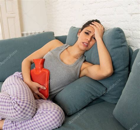 Joven Hermosa Latina Hispana En Expresi N Dolorosa Sufriendo Calambres Estomacales Y Dolor