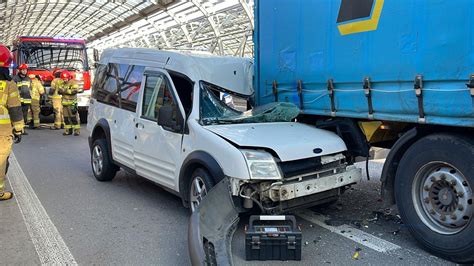 Warszawa Bus Wbi Si W Naczep Tira Na S Kolizja Przed W Z Em