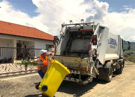 M Ine Iulie Se Colecteaz Pubela Galben Pentru De Eurile