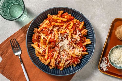 Strozzapreti Pasta Mit K Siger Bolognese Rezept Hellofresh