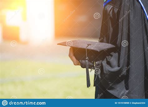 Graduado Ascendente Cercano Que Sostiene Un Sombrero Educaci N Del