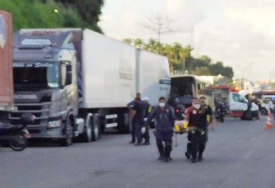 Passageiro de ônibus ferido em colisão caminhão é resgatado de