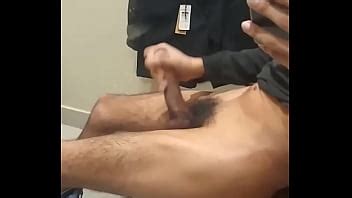 Me masturbo en un probador de ropa en público parte XVIDEOS