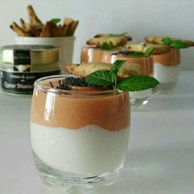 Chupitos de crema de queso curado con salmorejo y sablés crujientes de