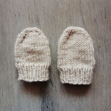 Réaliser des mini moufles au tricot Binge Tricot