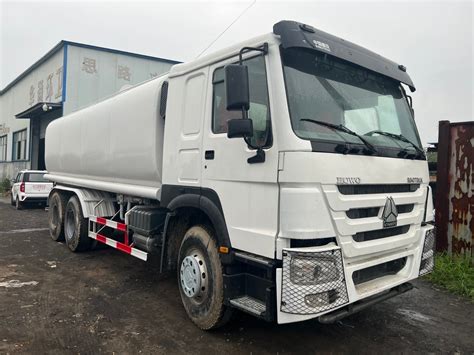 Chinese Machinery Sinotruk Howo Wheel Liter Ss Mobile Tanker