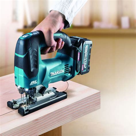 Makita Introduceert Jv G V Max Accu Decoupeerzaag Met Beugelgreep