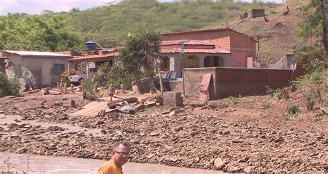 Moradores Ficam Ilhados Ap S Rompimento De A Ude No Sert O Da Para Ba