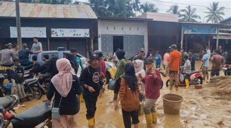 Komunitas Wisata Tuantapa Gotong Royong Bantu Korban Banjir Bandang