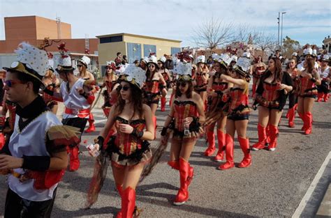 Casi 4 000 personas desfilarán este domingo en la Rúa de Carnaval de l