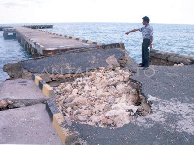 Dermaga Penyeberangan Ferry Di Pelabuhan Ferry Bastiong Ambruk ANTARA