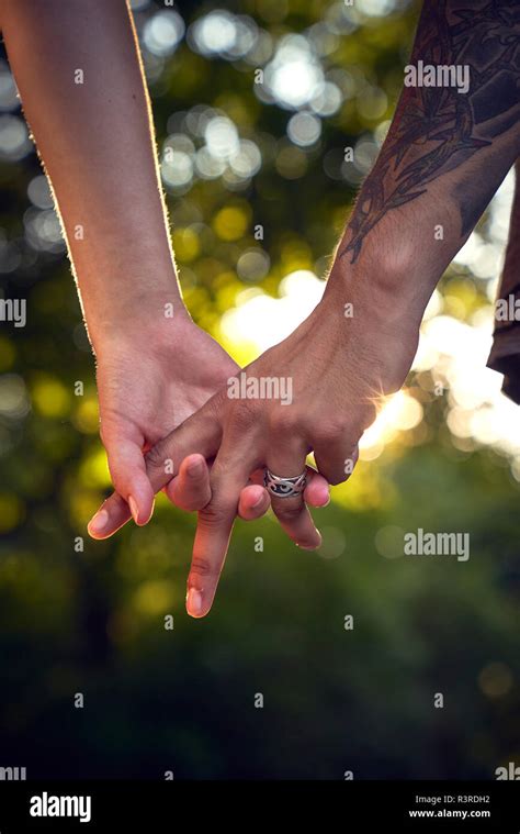 Manos Entrelazadas Parejas Fotograf As E Im Genes De Alta Resoluci N