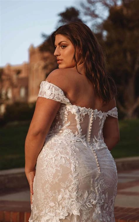 Modern Strapless Plus Size Lace Wedding Dress With Sweetheart Neckline