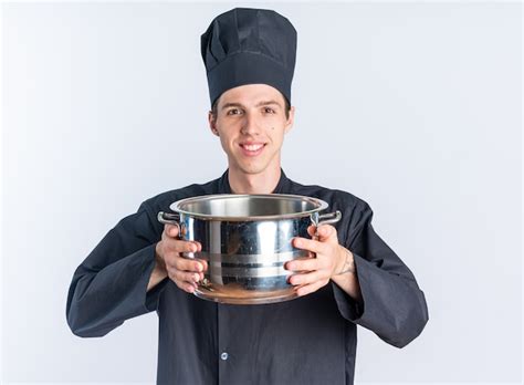 Jovem Loira Sorridente Uniforme De Chef E Bon Segurando A Panela