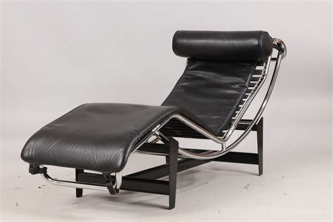 LIGGFÅTÖLJ, "LC4" | Auktion