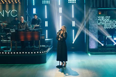 Kelly Clarkson Fans Applaud Singer's 'Beautiful Rendition' of Coldplay ...