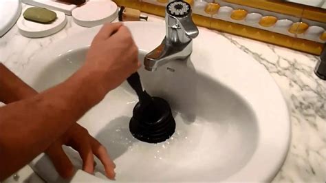 Desatascar Un Lavabo Con Desatascador Manual YouTube