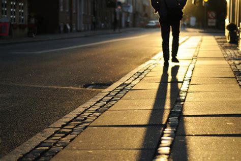 Metade dos brasileiros se sente insegura para andar sozinha à noite