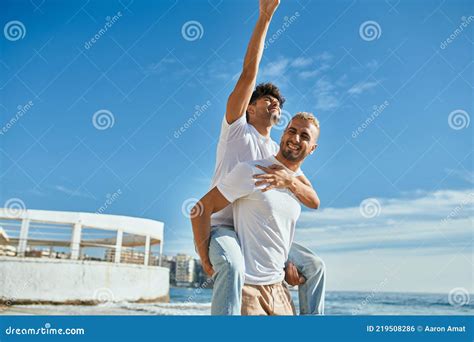Encantadora Pareja Gay En Paseo En La Playa Foto De Archivo Imagen De Lazo Sonrisa