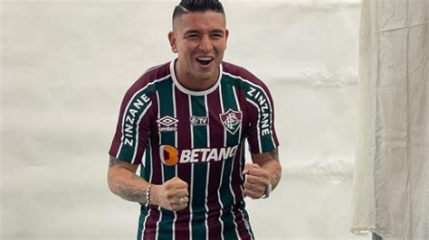 Mario Pineida Fue Presentado Oficialmente En El Fluminense Uno De Los