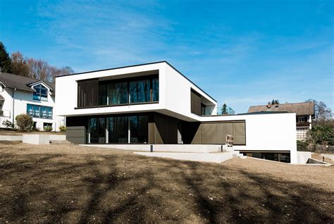 Südseite der villa mit der staffelung am hang homify Moderne