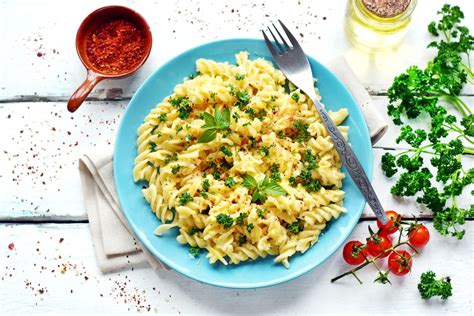 Макароны с яйцом и сыром на сковороде - рецепт с фото пошагово