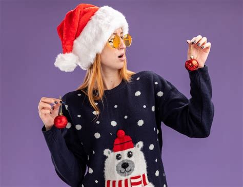 Hermosa Joven Disgustada Vistiendo Un Su Ter De Navidad Y Sombrero Con