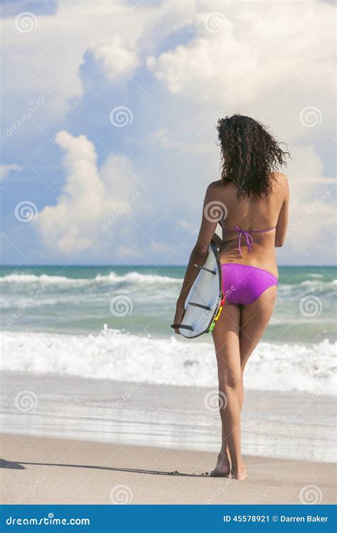 Bei Surfista Della Ragazza Della Donna Del Bikini Spiaggia Del Surf Immagine Stock Immagine