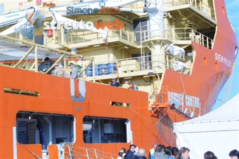 Maxi Sbarco A Reggio Arrivati Al Porto 906 Migranti 300 Con La