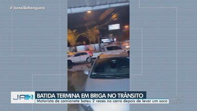 JA 2ª Edição Motorista joga caminhonete contra carro após levar murro