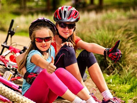 Matka I C Rka Na Bicyklu Rowery Je Dzi Na Rowerze Rodziny Obraz Stock