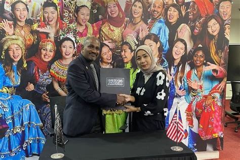 Foto Bermitra Dengan Limkokwing University Hatching Academy