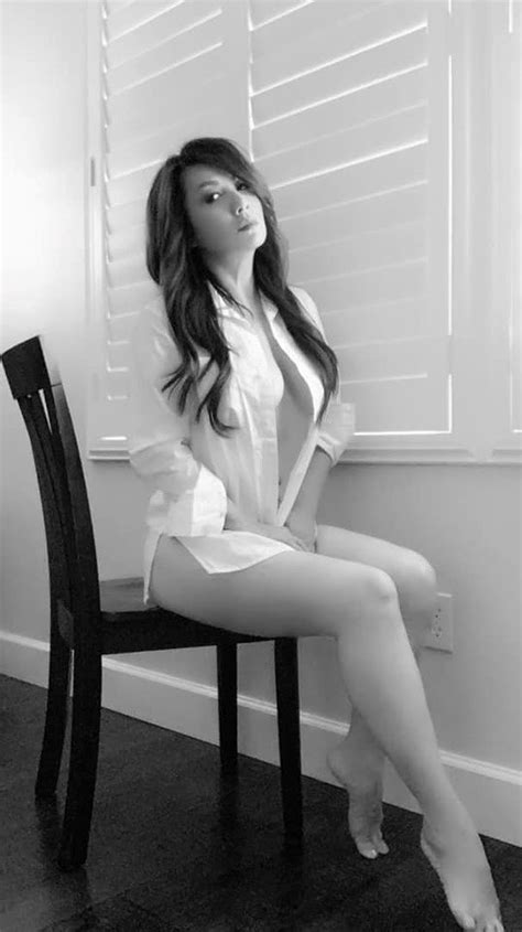 Vợ cũ Bằng Kiều gây sốt vì khoe ảnh bán nude nóng bỏng vào dịp sinh nhật 52