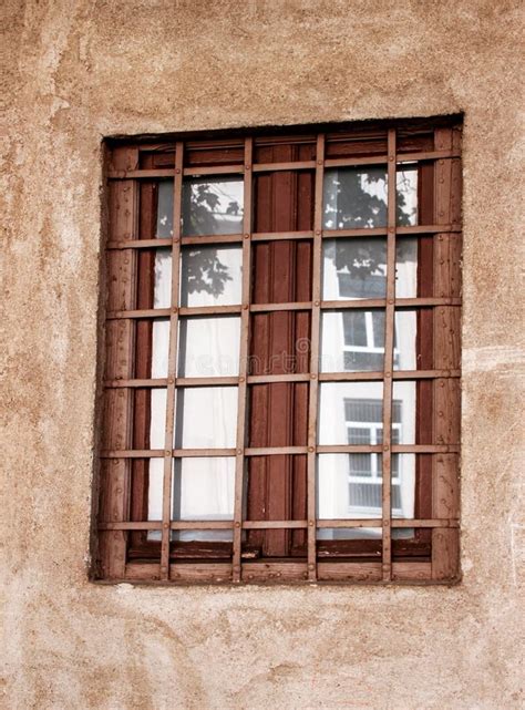 Ventana Vieja Con Las Barras De Metal Negras Imagen De Archivo Imagen