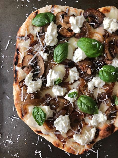 Grilled Caramelized Onion And Mushroom Pizza How To Eat