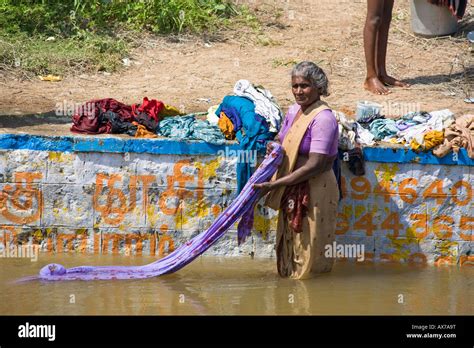 Indian Woman Washing Clothes By Hand Banque De Photographies Et D