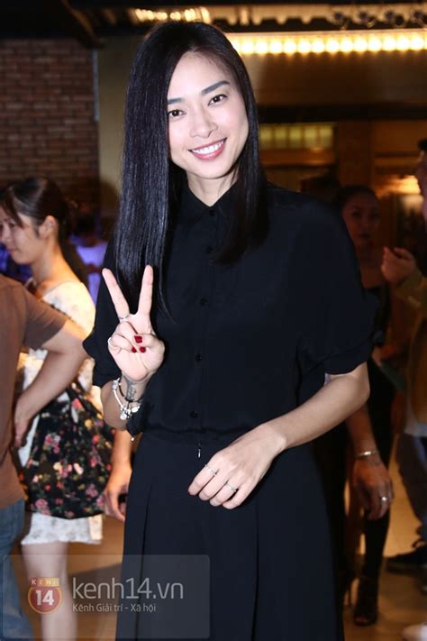 Hot girl M U xinh đẹp thuần khiết dự họp báo Bộ Ba Rắc Rối