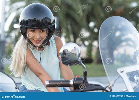 Femme Blonde Attirante Avec Le Lookin Fait Sur Commande De Vélo De Sidecar Du Casque N Image