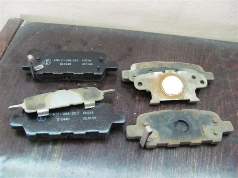 Замена задних тормозных колодок — Nissan Qashqai (1G), 1,6 л, 2010 года ...