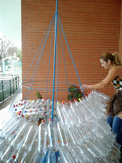 josanprimariaef ÁRBOL DE NAVIDAD RECICLADO