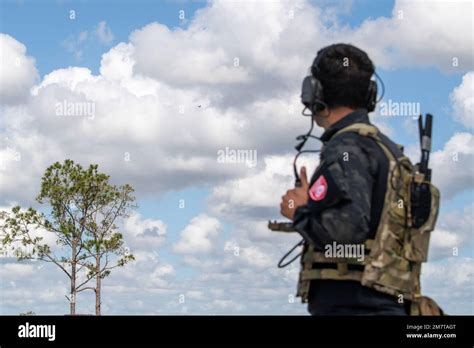 El teniente 1st de la Fuerza Aérea Tunecina Hsan Gabtni controlador de