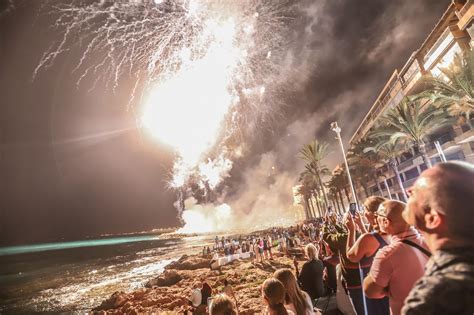 Espectacular Castillo De Fuegos Artificiales En Torrevieja Para Recibir