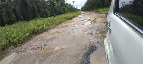 Warga Masyarakat Keluhkan Jalan Lintas Kecamatan KabupatenTanbu Diduga