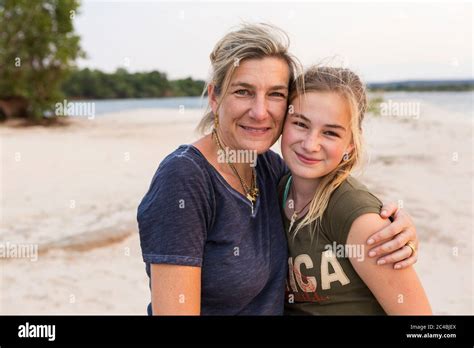 Femme mature et jeune adolescente mère et sa fille sur les rives d une rivière large Photo
