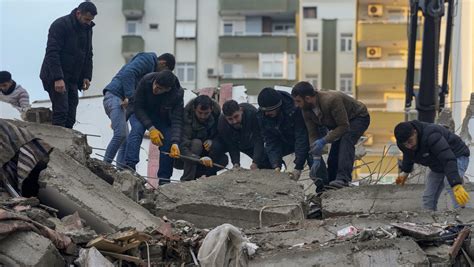 Un millón de turcos viven en refugios temporales tras el terremoto El