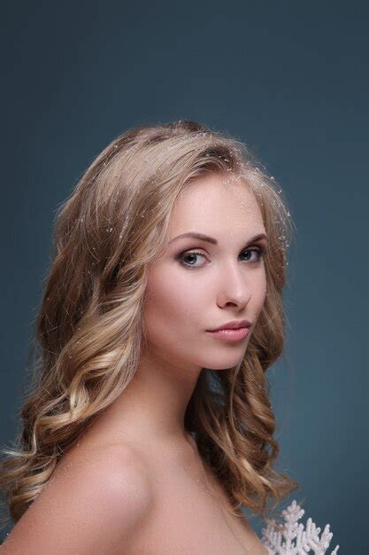 Femme Blonde Avec Une Coiffure Frisée Photo Gratuite