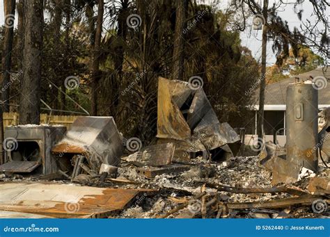 Casa Destruída Por Incêndio Foto de Stock Imagem de arruela secador