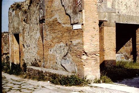 Via Degli Augustali Pompeii 1961 Looking Towards The Bench On The