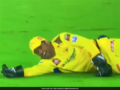 Ipl 2023 Ms Dhoni Grimaces In Pain During Match Vs Gujarat Titans Csk