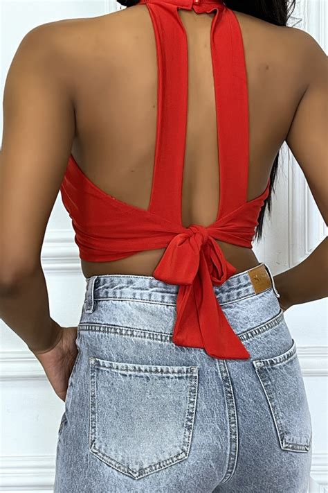 Crop top rouge à dos nu et attache cou